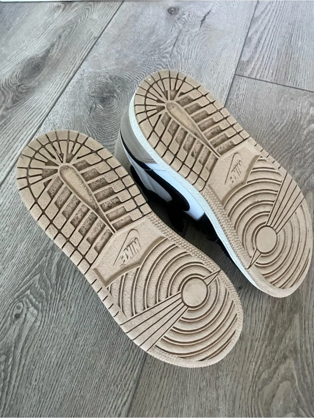 Nike Air Jordan 1 Mid - Black White Tan